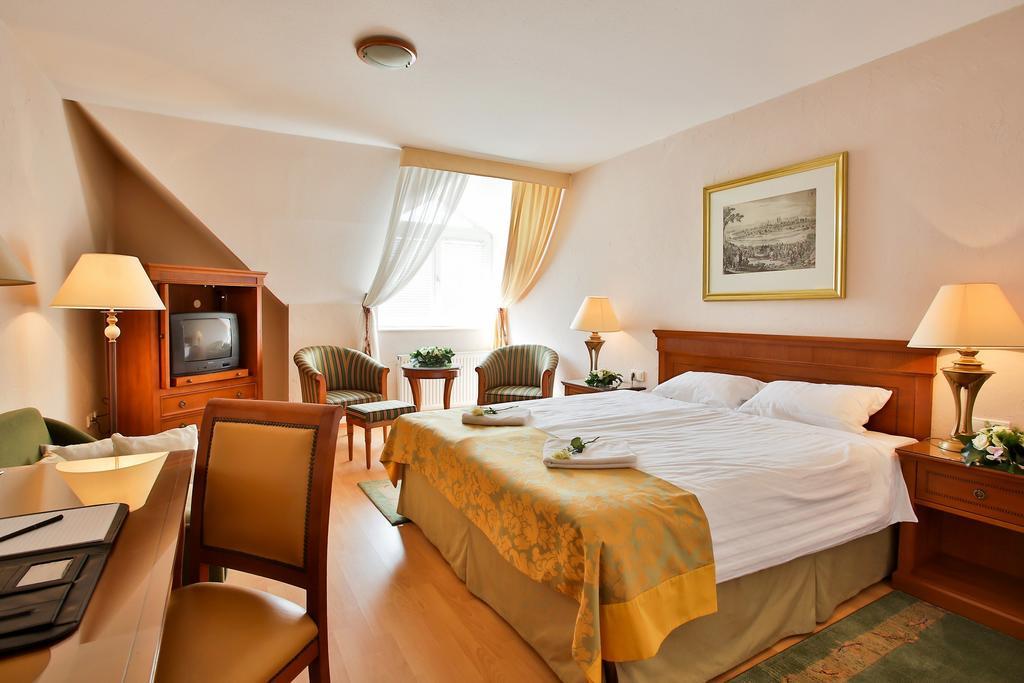 Hotel Rittinger Bonyhád الغرفة الصورة