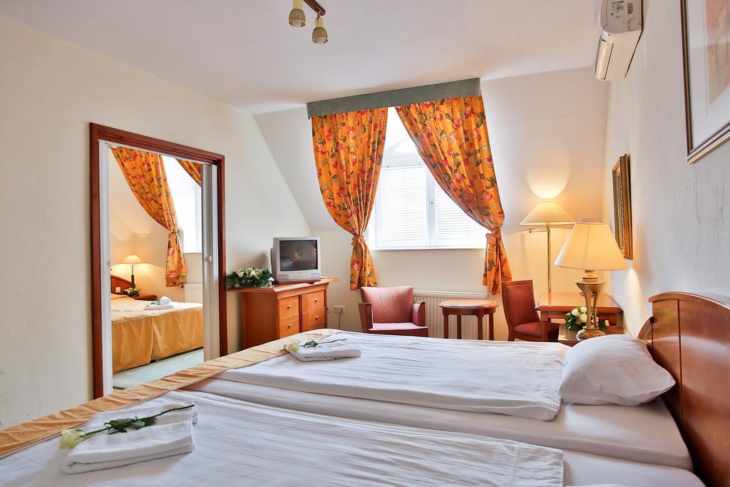 Hotel Rittinger Bonyhád المظهر الخارجي الصورة